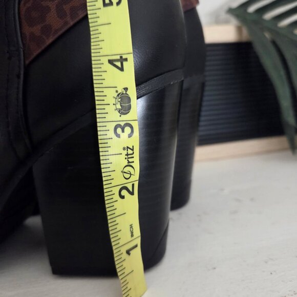 Kenneth Cole Reaction Black Booties w/Cheatah criss cross strap detail 8… - Picture 12 of 13
